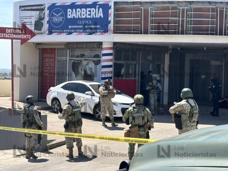 Atacan a balazos a hombre en barbería de Colinas del Rey, Culiacán; muere en el hospital Atacan a balazos a una persona dentro de una barbería por la México 68 en Colinas del Rey al sur de Culiacán