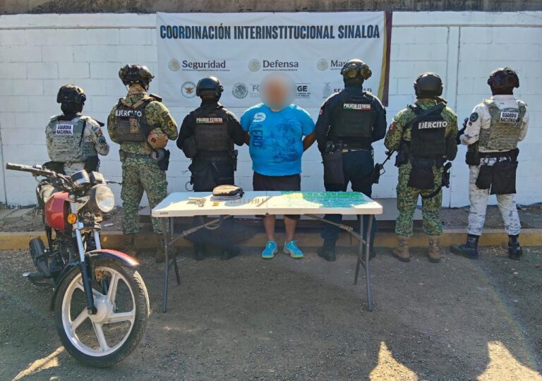 Con 200 dosis de cristal y un arma corta, detienen a un hombre en Culiacán, Sinaloa Con 200 dosis de cristal y un arma corta, detienen a un hombre en Culiacán, Sinaloa