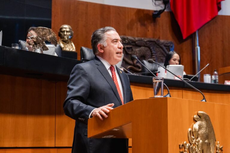 “Estoy en mi tierra y con la frente en alto“: Enrique Inzunza; no asistirá a la sesión de la Comisión Permanente de la Cámara de Senadores Enrique Inzuna en la tribuna del Senado