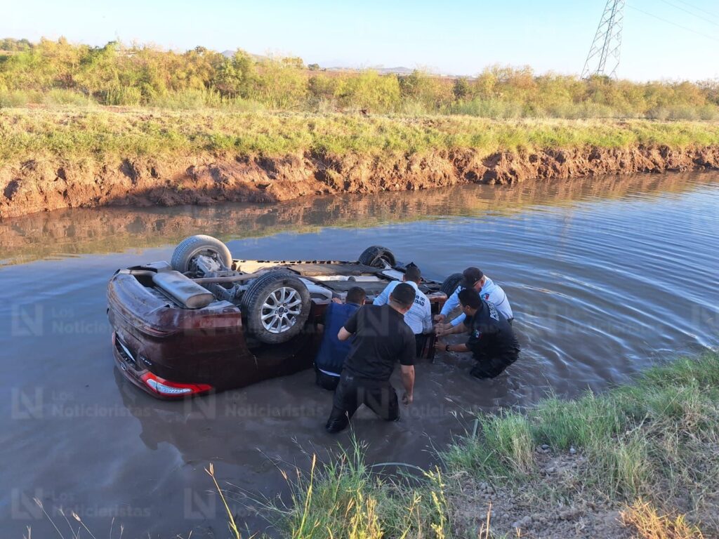 Hombre en estado de ebriedad cae a canal en el 1 de Mayo; elemento de vialidad de Ahome lo rescata y le salva la vida