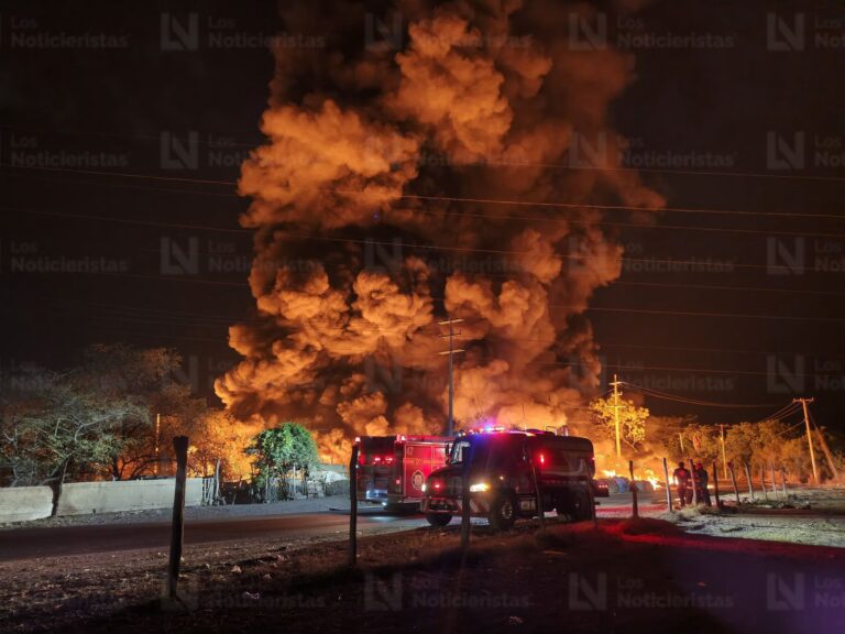 Fuerte incendio consume bodega de plásticos y genera movilización de Bomberos al norte de Culiacán Se incendio bodega de reciclaje al norte de Culiacán