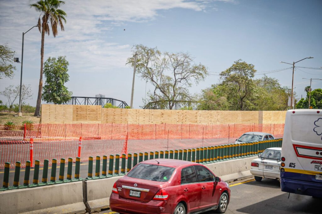 Obra de retiro del reloj floral en Culiacán