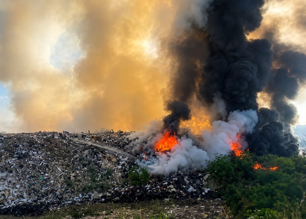 Hay una extensa columna de humo: Se registra incendio en el relleno sanitario del Piggy Back al sur de Culiacán