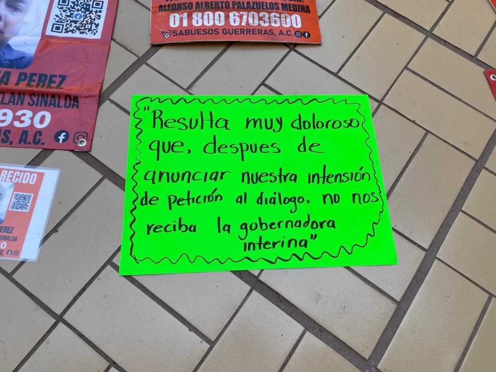 Sabuesos Guerreras se manifiestan en Palacio de Gobierno