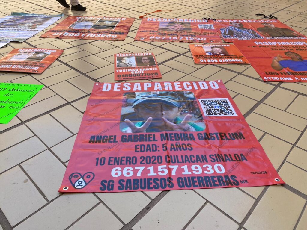 Sabuesos Guerreras se manifiestan en Palacio de Gobierno