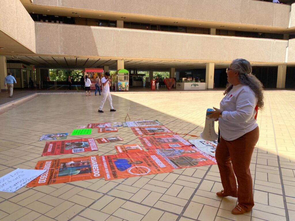 Sabuesos Guerreras se manifiestan en Palacio de Gobierno