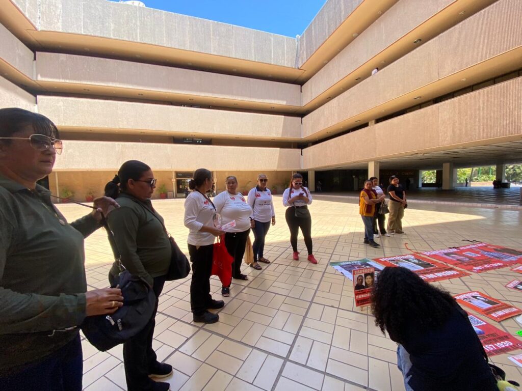 Sabuesos Guerreras se manifiestan en Palacio de Gobierno