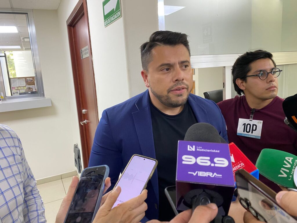 Quieren que Vargas Landeros sea restituido en la alcaldía de Ahome; abogados acuden al Congreso