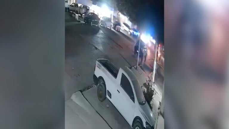 Queda grabado el momento exacto del choque de patrulla de Ahome y vagoneta en la colonia Bienestar de Los Mochis, Sinaloa. choque de patrulla de Ahome y vagoneta en la colonia Bienestar de Los Mochis