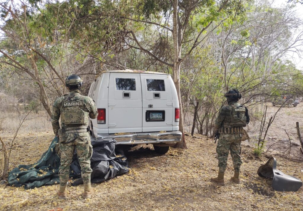 Asegura Marina en Elota una van blindada con adaptación para ametralladora; también decomisan explosivos y droga en el sur de Sinaloa