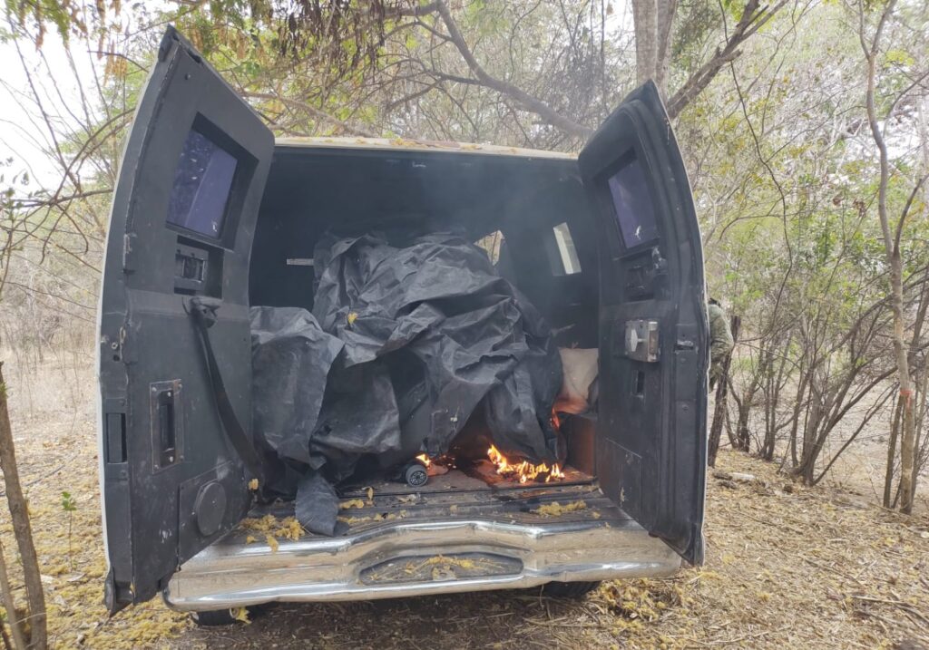Asegura Marina en Elota una van blindada con adaptación para ametralladora; también decomisan explosivos y droga en el sur de Sinaloa