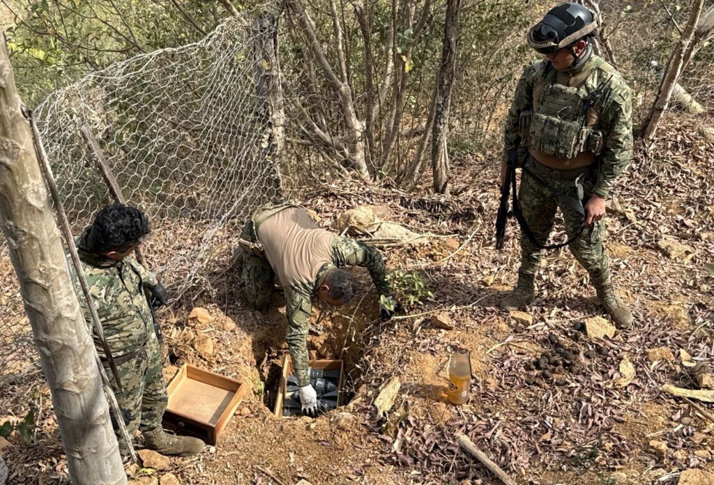 Asegura Marina en Elota una van blindada con adaptación para ametralladora; también decomisan explosivos y droga en el sur de Sinaloa