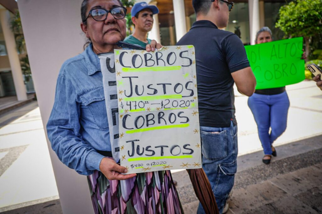 Usuarios de energía eléctrica se manifiestan en el Congreso ante elevados cobros por parte de la CFE en Sinaloa