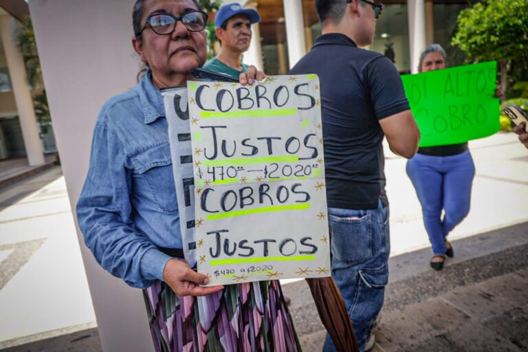 Usuarios de energía eléctrica se manifiestan en el Congreso ante elevados cobros por parte de la CFE en Sinaloa Usuarios de energía eléctrica se manifiestan en el Congreso ante elevados cobros por parte de la CFE en Sinaloa