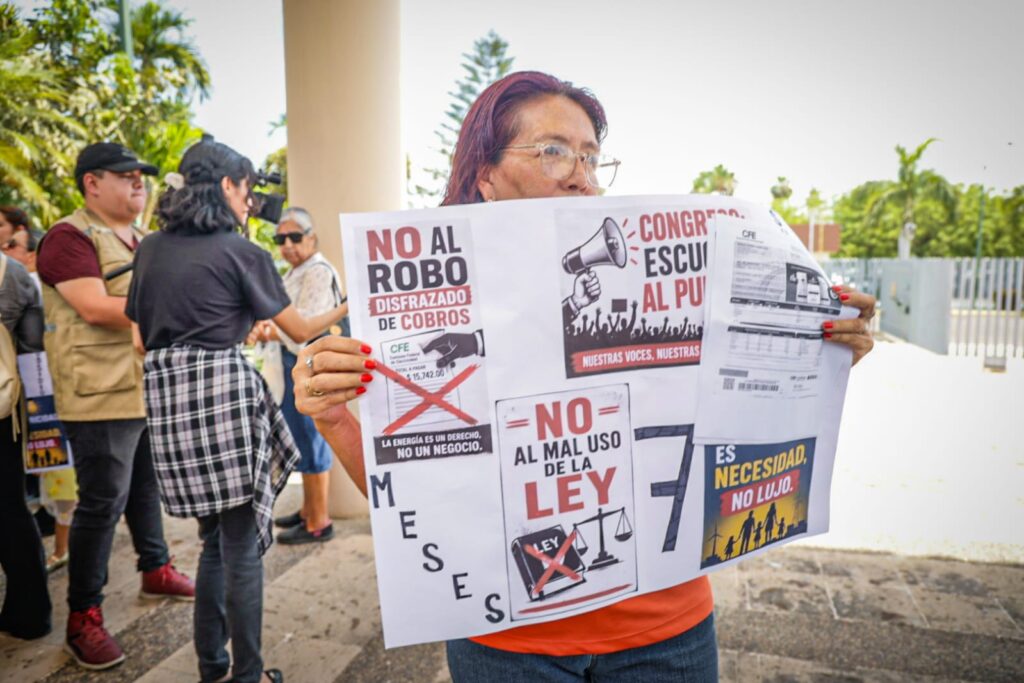Usuarios de energía eléctrica se manifiestan en el Congreso ante elevados cobros por parte de la CFE en Sinaloa