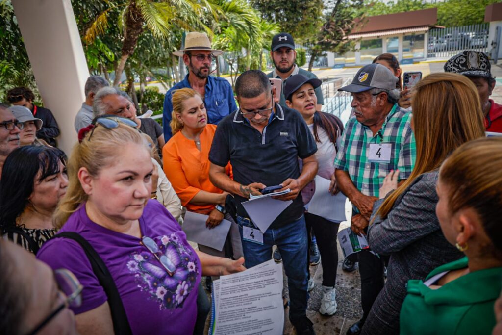 Usuarios de energía eléctrica se manifiestan en el Congreso ante elevados cobros por parte de la CFE en Sinaloa