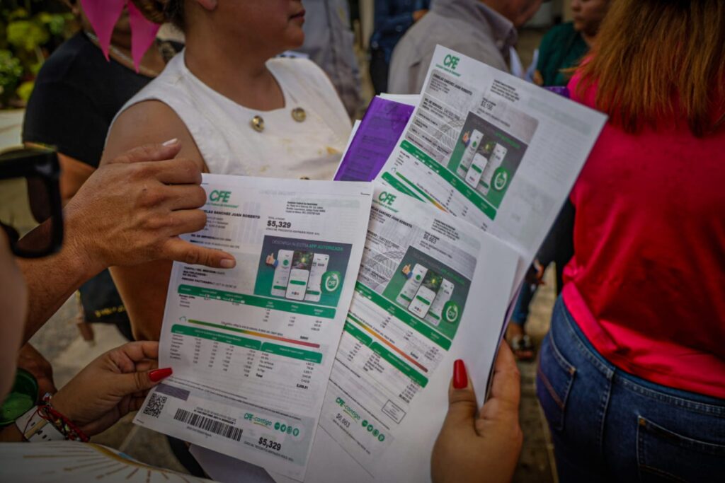 Usuarios de energía eléctrica se manifiestan en el Congreso ante elevados cobros por parte de la CFE en Sinaloa