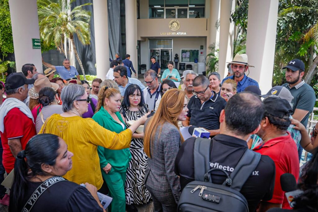 Usuarios de energía eléctrica se manifiestan en el Congreso ante elevados cobros por parte de la CFE en Sinaloa