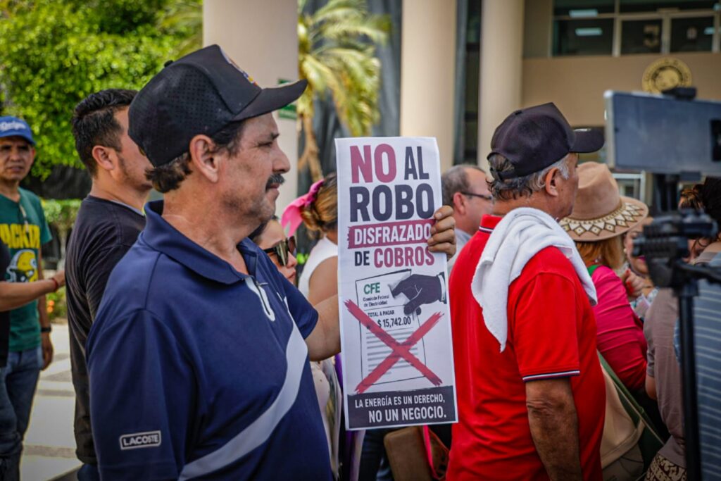 Usuarios de energía eléctrica se manifiestan en el Congreso ante elevados cobros por parte de la CFE en Sinaloa