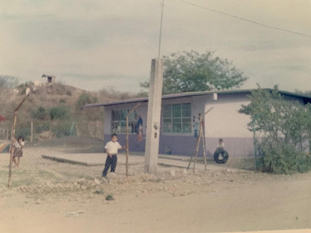 La niña a la que llevó a ver el mar antes de perder la vista, zapatos donados, escuelas sin baños; Yaneth comparte su historia como maestra, en Guasave
