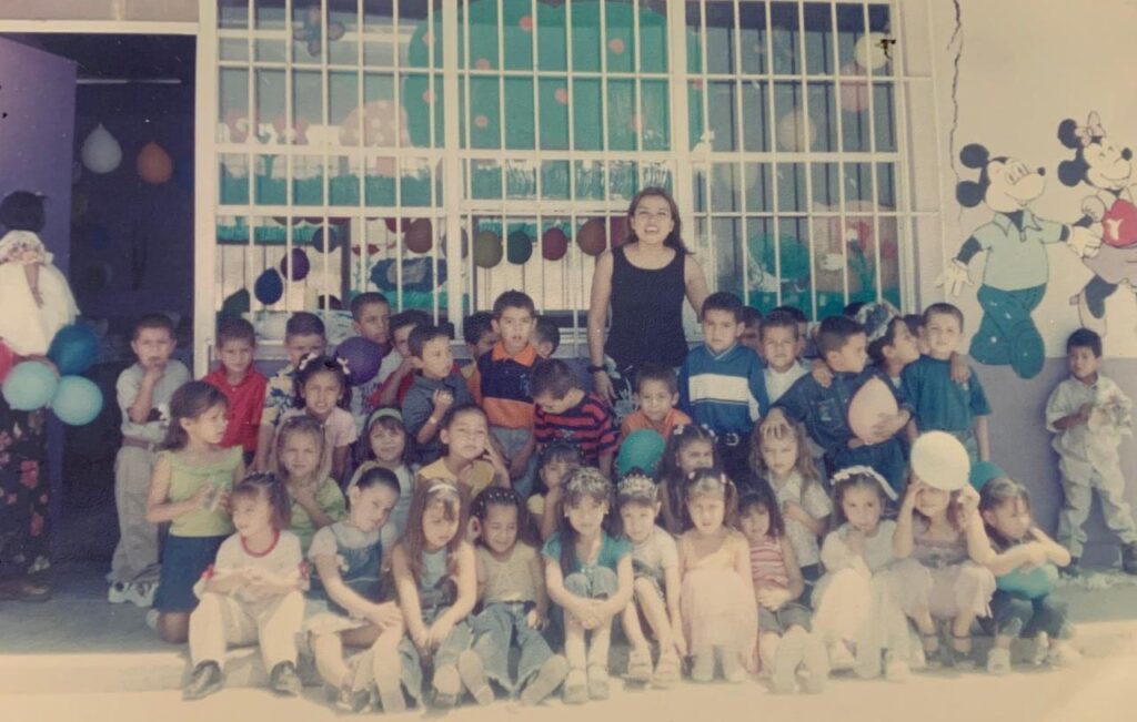 La niña a la que llevó a ver el mar antes de perder la vista, zapatos donados, escuelas sin baños; Yaneth comparte su historia como maestra, en Guasave