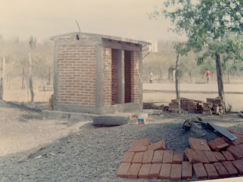 La niña a la que llevó a ver el mar antes de perder la vista, zapatos donados, escuelas sin baños; Yaneth comparte su historia como maestra, en Guasave