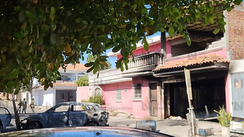 Atacan a balazos, queman dos vehículos y vandalizan un inmueble en Los Almendros de Culiacán