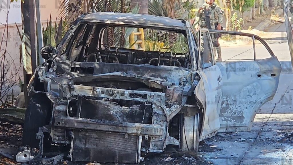 Atacan a balazos, queman dos vehículos y vandalizan un inmueble en Los Almendros de Culiacán