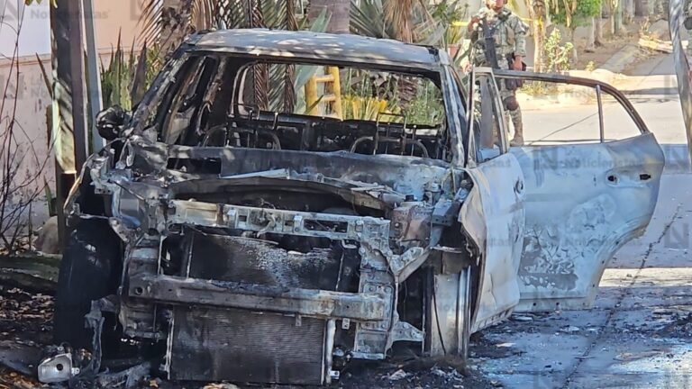 Atacan a balazos, queman dos vehículos y vandalizan un inmueble en Los Almendros de Culiacán