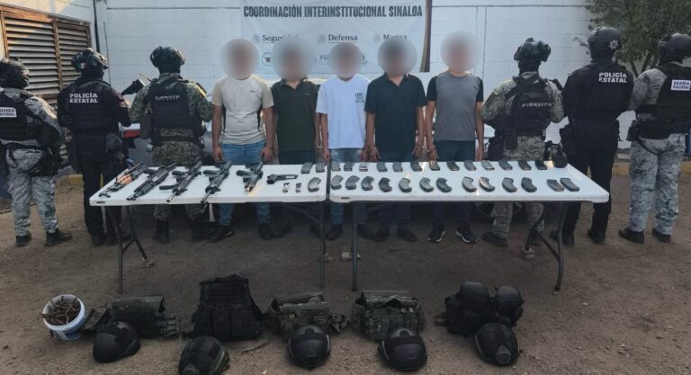 ¡Salían de la cochera de un domicilio! Detienen a 5 hombres con fusiles en Culiacán, Sinaloa; dos son menores ¡Salían de la cochera de un domicilio! Detienen a 5 hombres con fusiles en Culiacán, Sinaloa; dos son menores