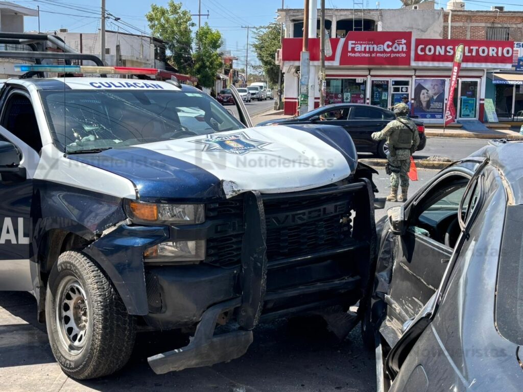 Choque entre patrulla municipal y vehículo deja un policía y una mujer heridos leves en la CNOP de Culiacán