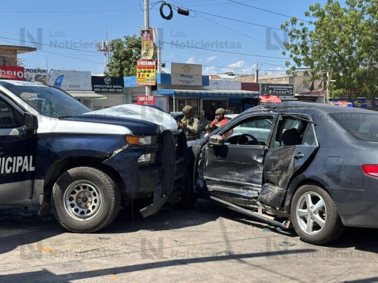 Choque entre patrulla municipal y vehículo deja un policía y una mujer heridos leves en la CNOP de Culiacán Choque entre patrulla municipal y vehículo deja un policía y una mujer heridos leves en la CNOP de Culiacán