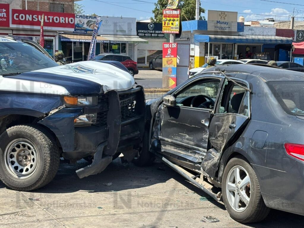 Choque entre patrulla municipal y vehículo deja un policía y una mujer heridos leves en la CNOP de Culiacán