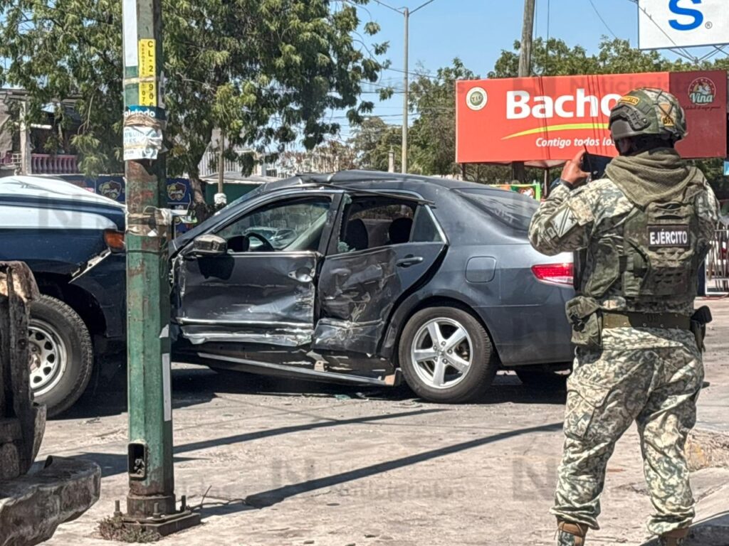 Choque entre patrulla municipal y vehículo deja un policía y una mujer heridos leves en la CNOP de Culiacán