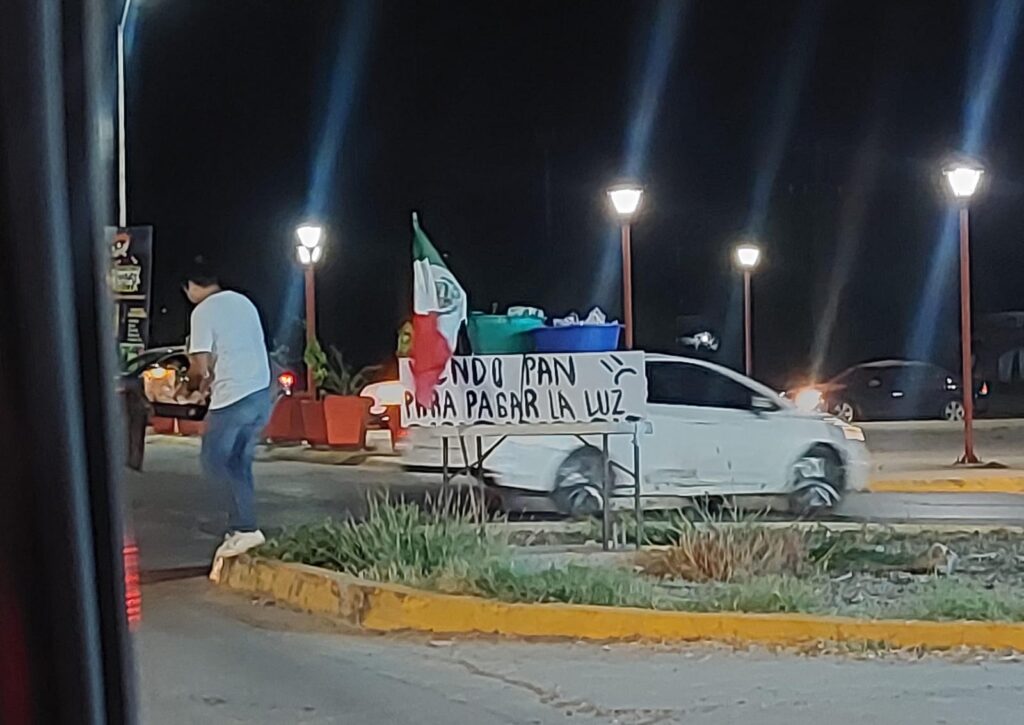 “Vendo pan para pagar la luz”: el letrero con el que comerciante vende pan de “La Lomita” en Guasave, Sinaloa