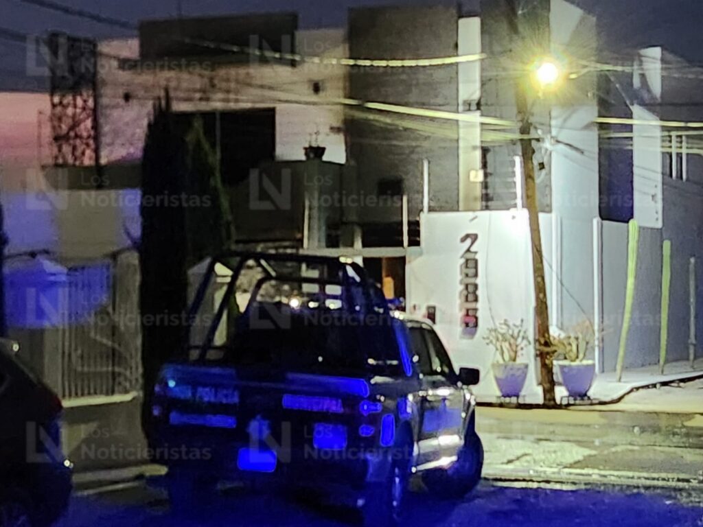 ¡Había personas a su interior! Impactan vehículo contra residencia y la incendian en la colonia Emiliano Zapata de Culiacán, Sinaloa