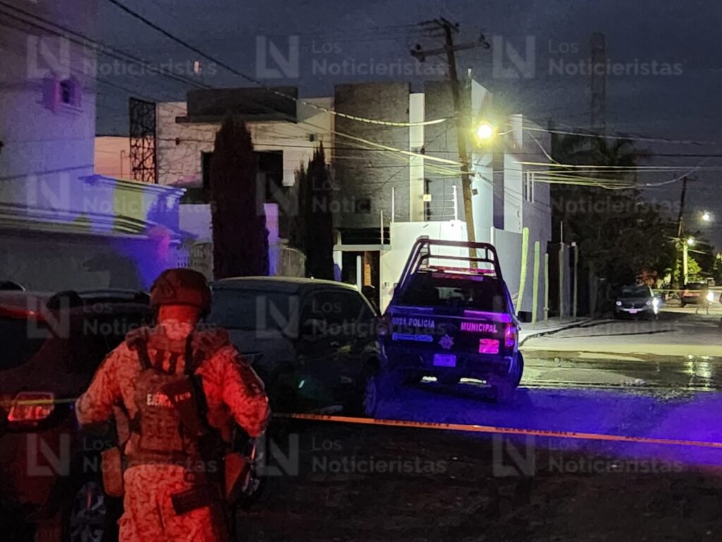 ¡Había personas a su interior! Impactan vehículo contra residencia y la incendian en la colonia Emiliano Zapata de Culiacán, Sinaloa