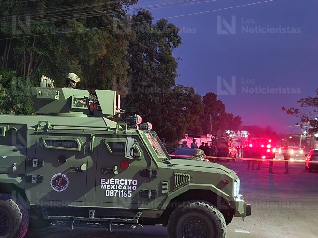 ¡Había personas a su interior! Impactan vehículo contra residencia y la incendian en la colonia Emiliano Zapata de Culiacán, Sinaloa