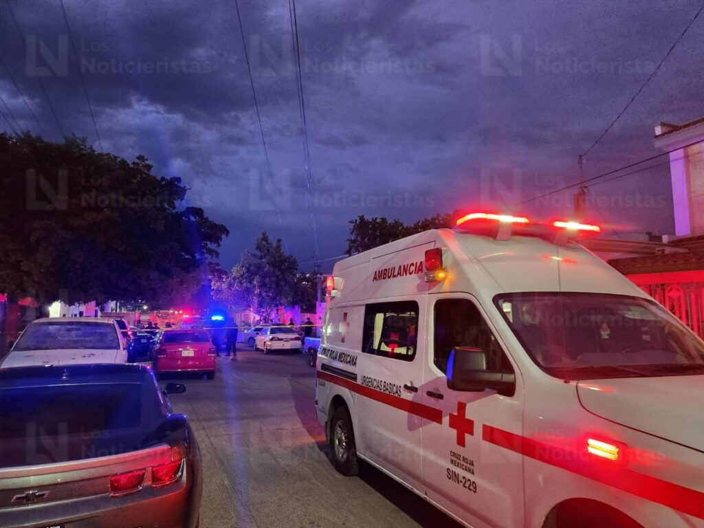 ¡Había personas a su interior! Impactan vehículo contra residencia y la incendian en la colonia Emiliano Zapata de Culiacán, Sinaloa