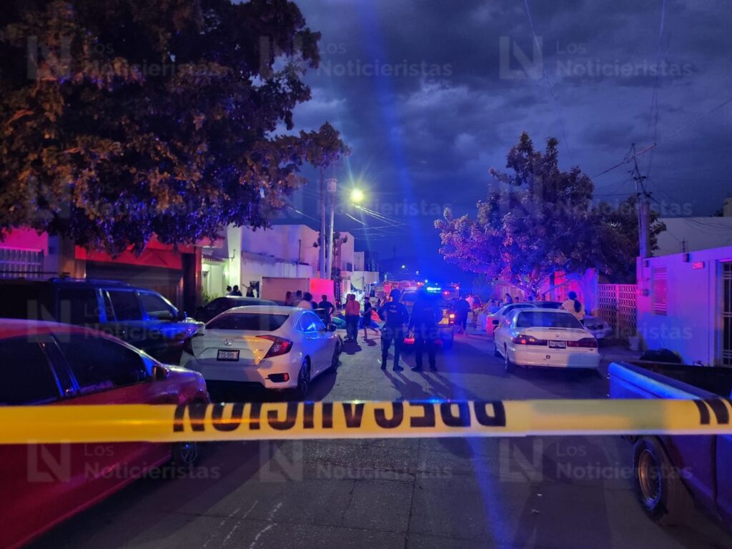 ¡Había personas a su interior! Impactan vehículo contra residencia y la incendian en la colonia Emiliano Zapata de Culiacán, Sinaloa