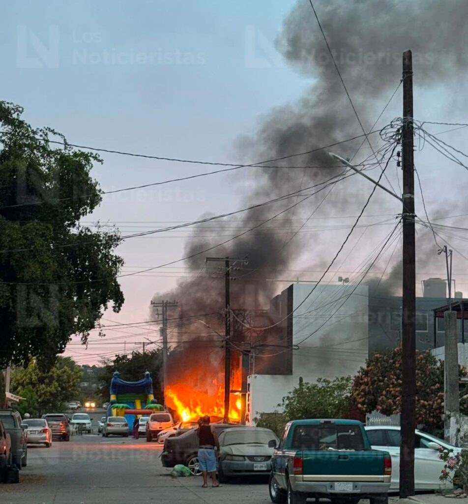 ¡Había personas a su interior! Impactan vehículo contra residencia y la incendian en la colonia Emiliano Zapata de Culiacán, Sinaloa
