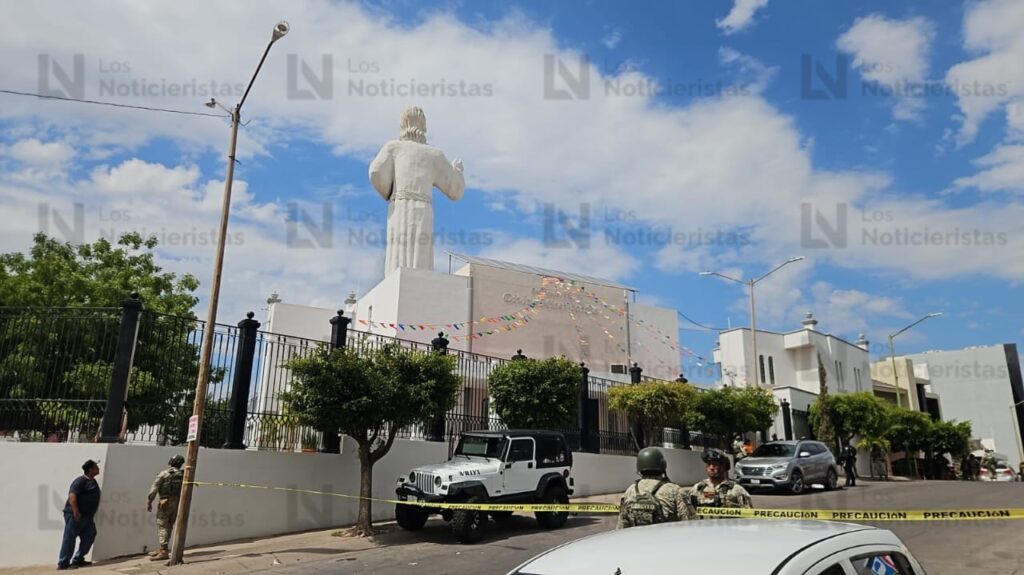 Frente a la parroquia de la Divina Misericordia en el sector Cañadas de Culiacán, ejecutan a un hombre en plena ceremonia religiosa