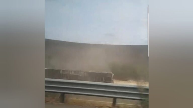Se registra volcadura de tractocamión cargado de maíz en los cerros de Barobampo y la México 15 en Ahome, Sinaloa Se registra volcadura de tractocamión cargado de maíz en los cerros de Barobampo y la México 15 en Ahome, Sinaloa