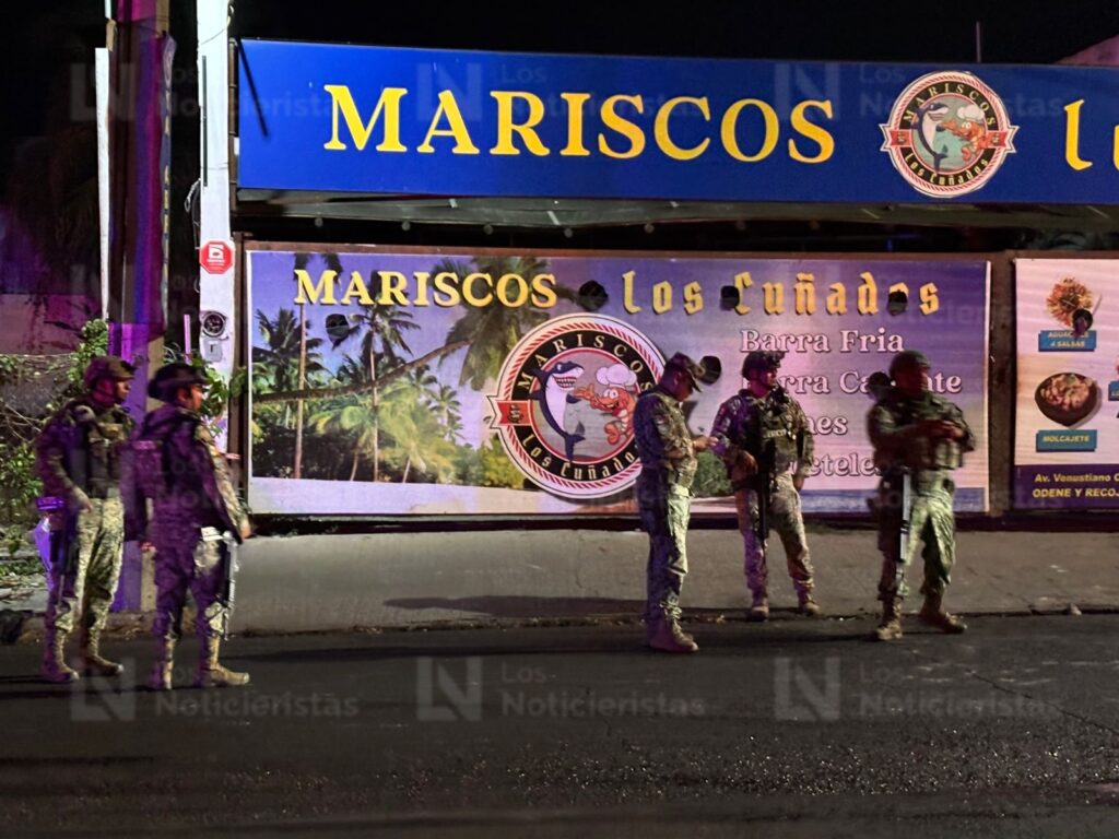 Sujetos desconocidos rocían gasolina e incendian parte de un negocio de mariscos en el primer cuadro de Culiacán, Sinaloa