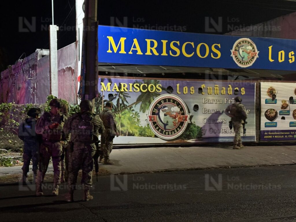 Sujetos desconocidos rocían gasolina e incendian parte de un negocio de mariscos en el primer cuadro de Culiacán, Sinaloa