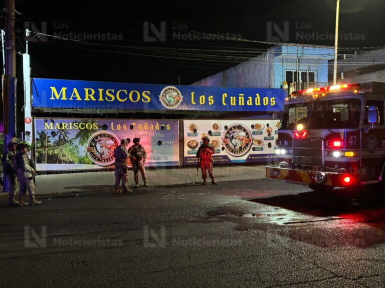 Sujetos desconocidos rocían gasolina e incendian parte de un negocio de mariscos en el primer cuadro de Culiacán, Sinaloa Sujetos desconocidos rocían gasolina e incendian parte de un negocio de mariscos en el primer cuadro de Culiacán, Sinaloa