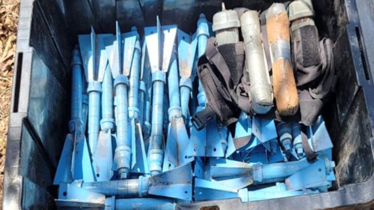 Localizan más de 80 artefactos explosivos improvisados en Badiraguato; estaban en una caja de plástico Localizan más de 80 artefactos explosivos improvisados en Badiraguato; estaban en una caja de plástico