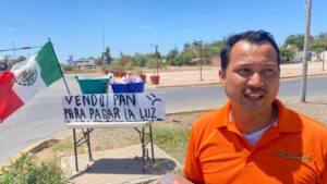 Él es Ramiro, el comerciante que salió a vender pan para poder pagar la luz en Guasave