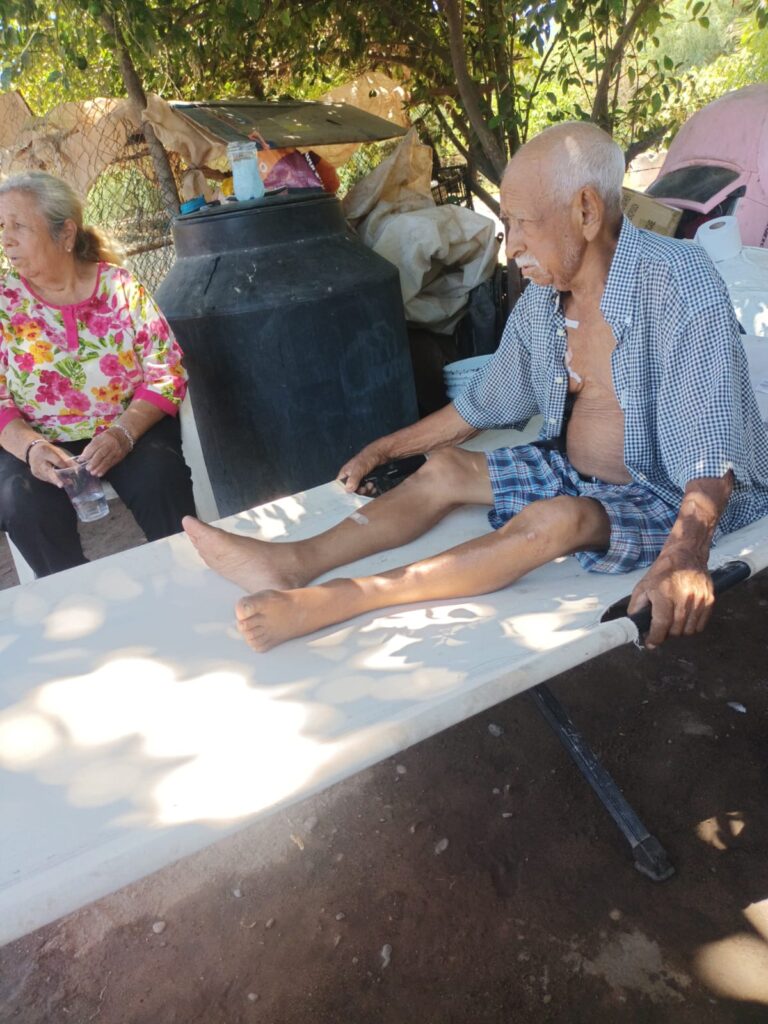 Entre hemodiálisis y la sombra de un mango: don Francisco sueña con volver a vivir bajo un techo digno, en Sinaloa