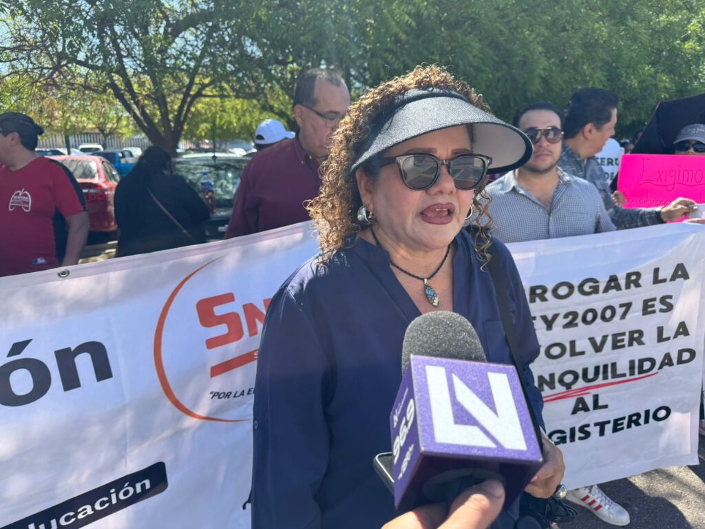 “Por una jubilación digna”; docentes del SNTE 27 se manifiestan en Culiacán, entregan pliego petitorio en el Congreso del Estado